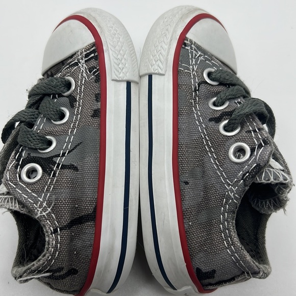 Converse Infant grey camo canvas low top Chucks. Size 4 - Picture 6 of 8